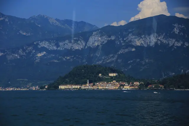 Town of Bellagio (Lake Como) seen from the lake (36722979021)
